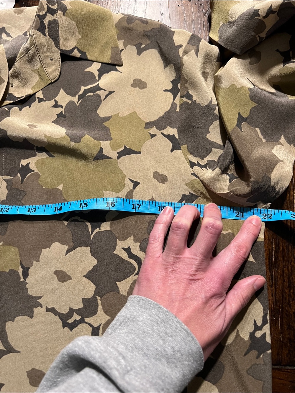 Vintage 90s Jones New York 100% Silk Khaki/Beige Flower Print Button Up - Picture 4 of 6